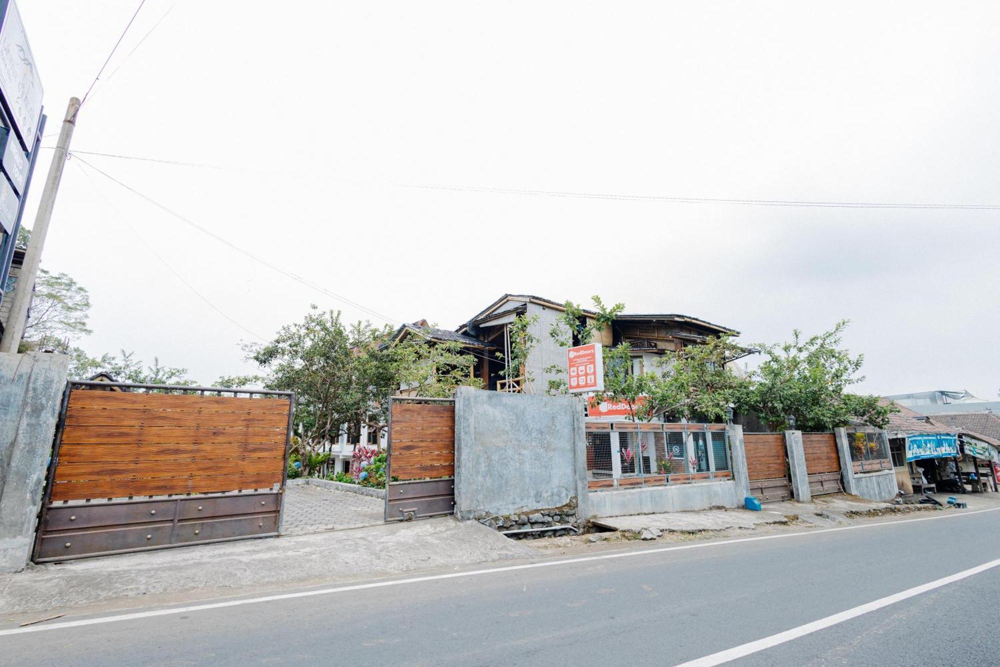 Reddoorz Syariah At Wisma Djokorio Poncokusumo Malang Eksteriør bilde