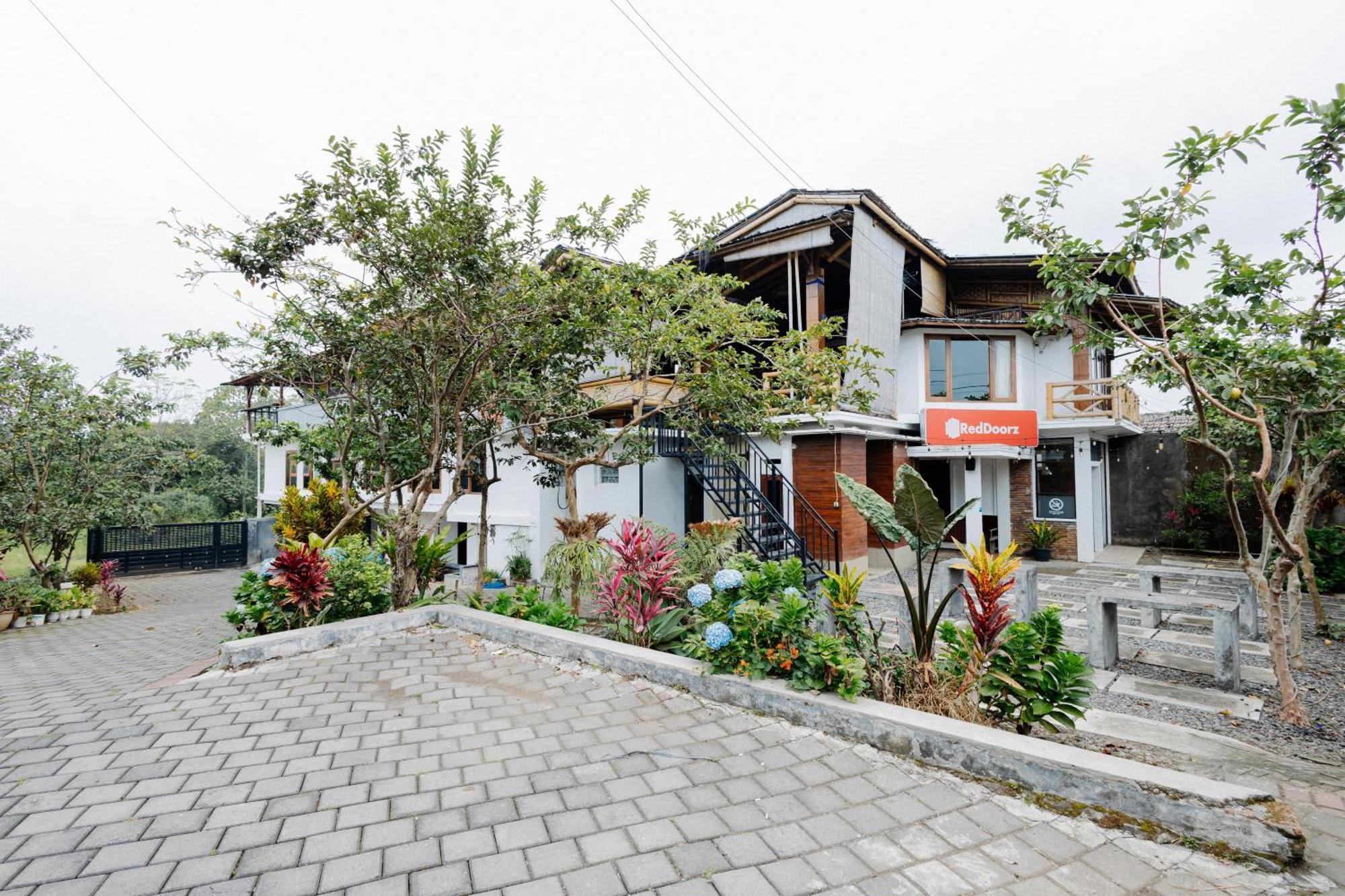 Reddoorz Syariah At Wisma Djokorio Poncokusumo Malang Eksteriør bilde