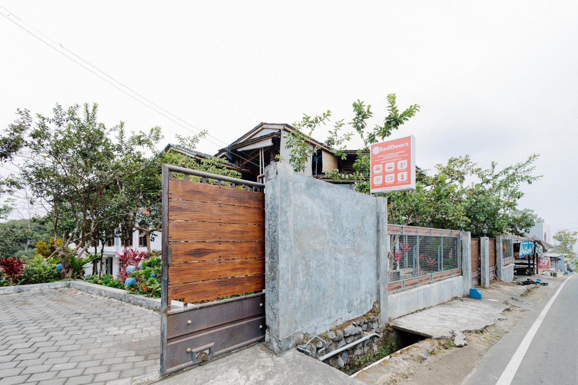 Reddoorz Syariah At Wisma Djokorio Poncokusumo Malang Eksteriør bilde