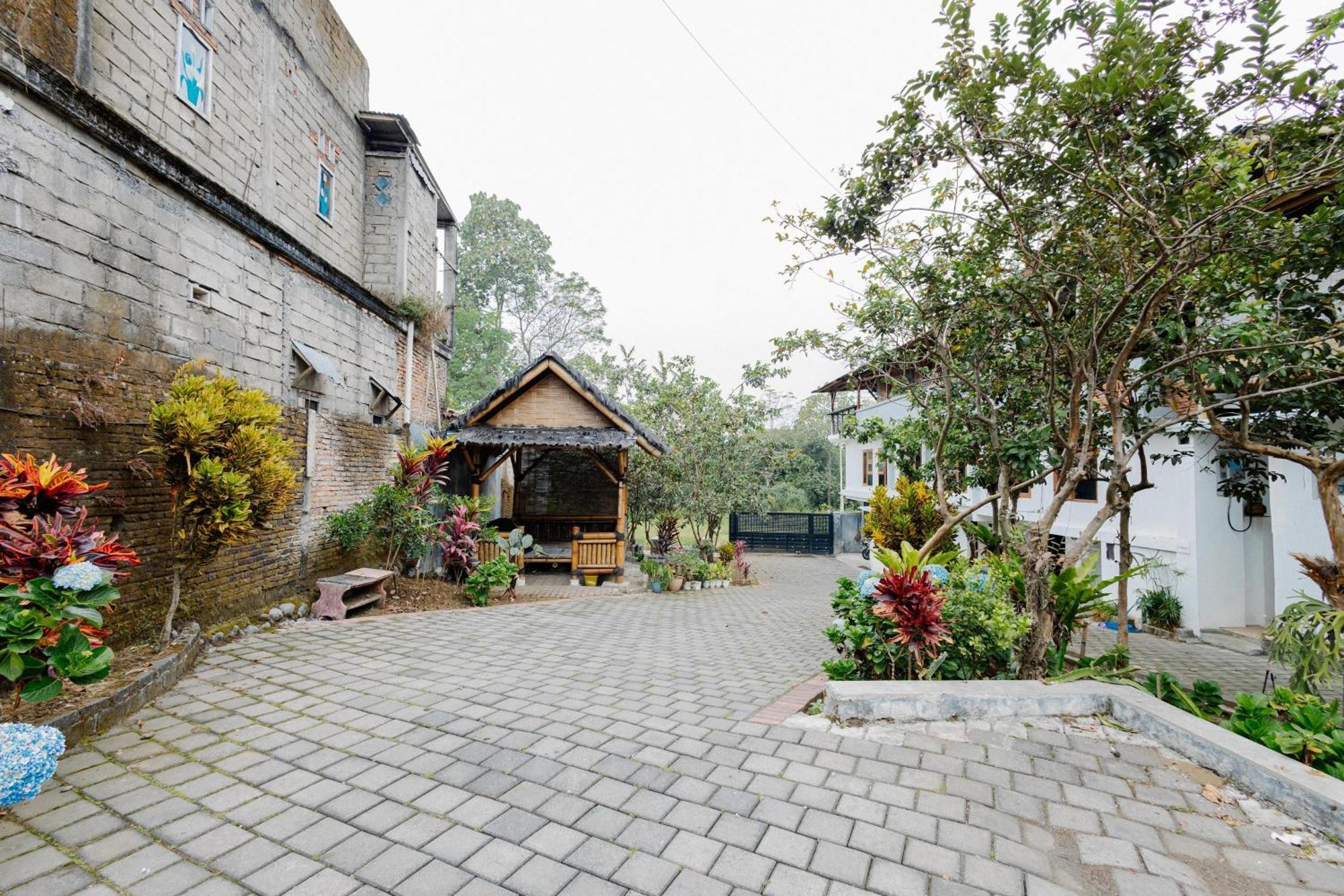 Reddoorz Syariah At Wisma Djokorio Poncokusumo Malang Eksteriør bilde