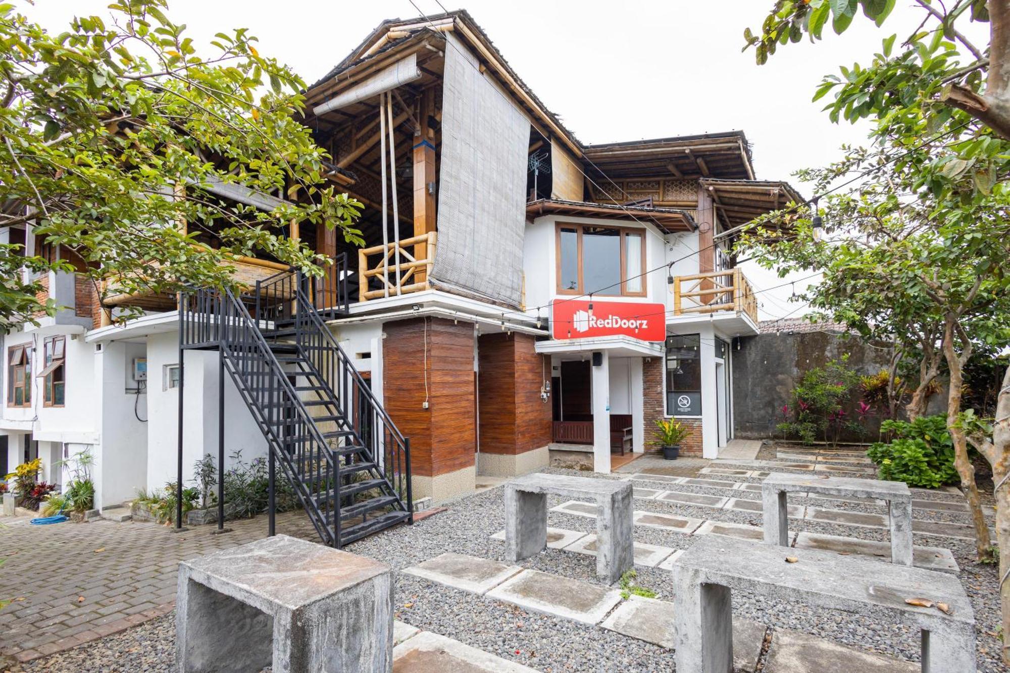 Reddoorz Syariah At Wisma Djokorio Poncokusumo Malang Eksteriør bilde