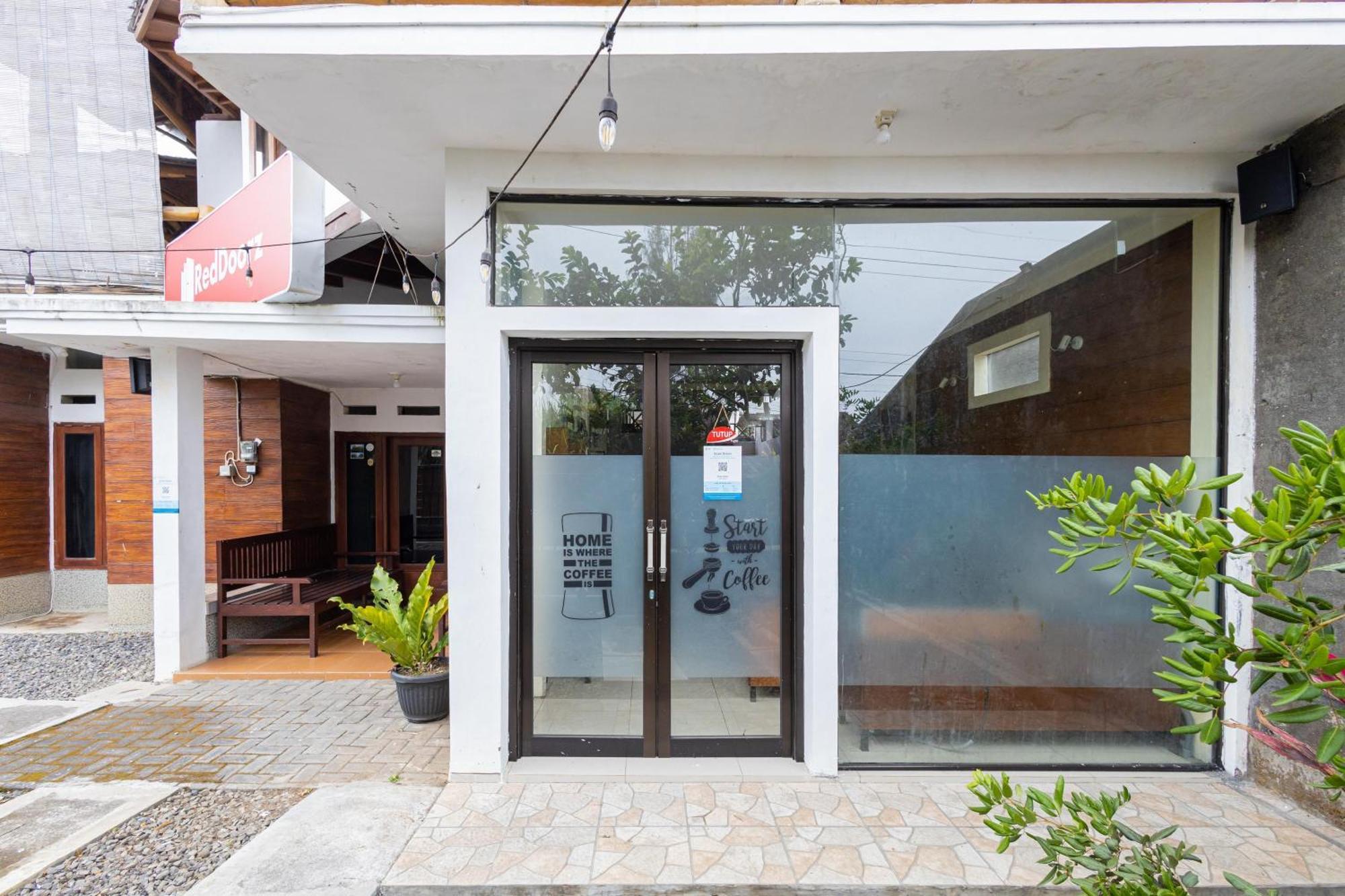 Reddoorz Syariah At Wisma Djokorio Poncokusumo Malang Eksteriør bilde