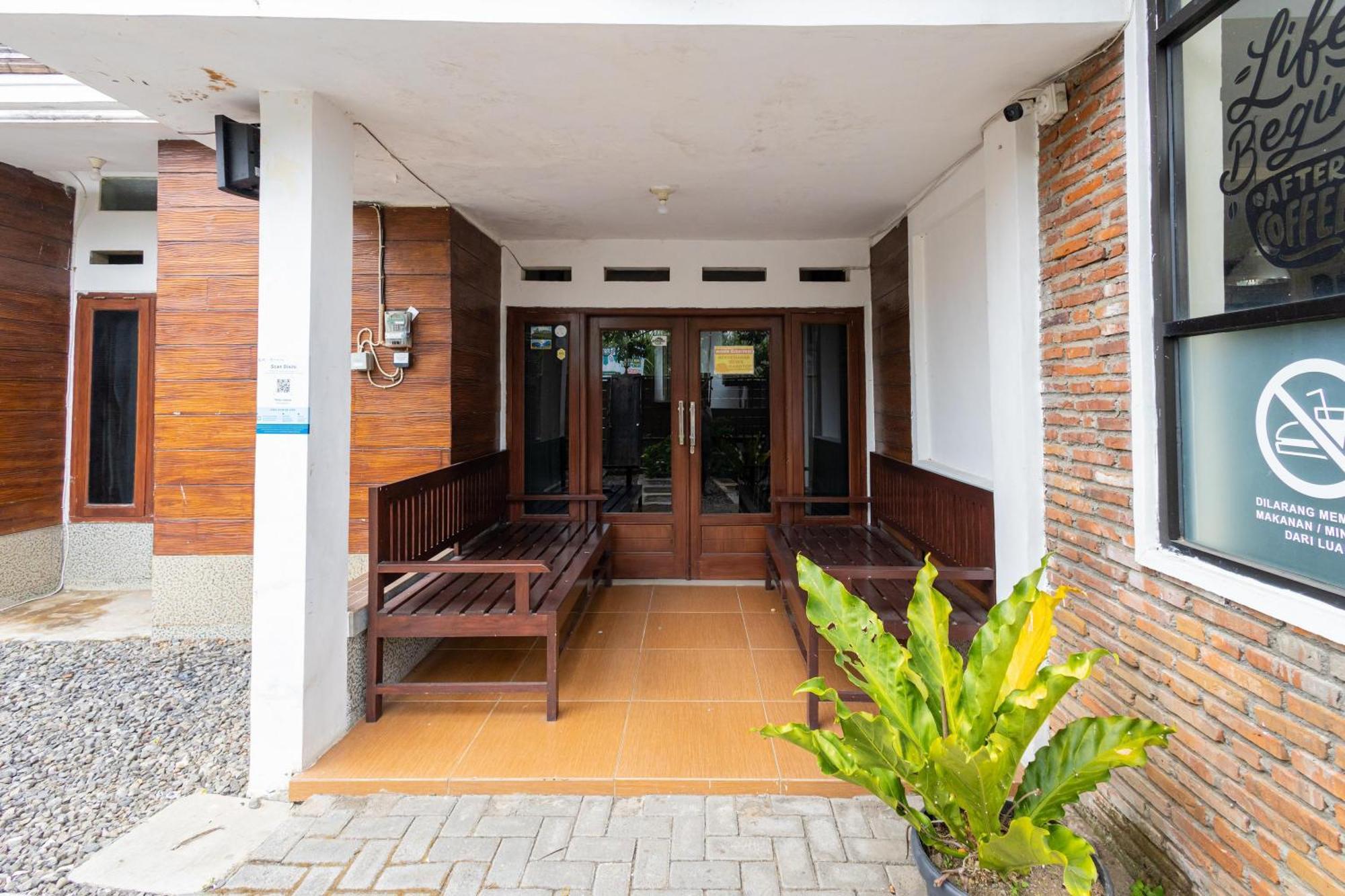 Reddoorz Syariah At Wisma Djokorio Poncokusumo Malang Eksteriør bilde