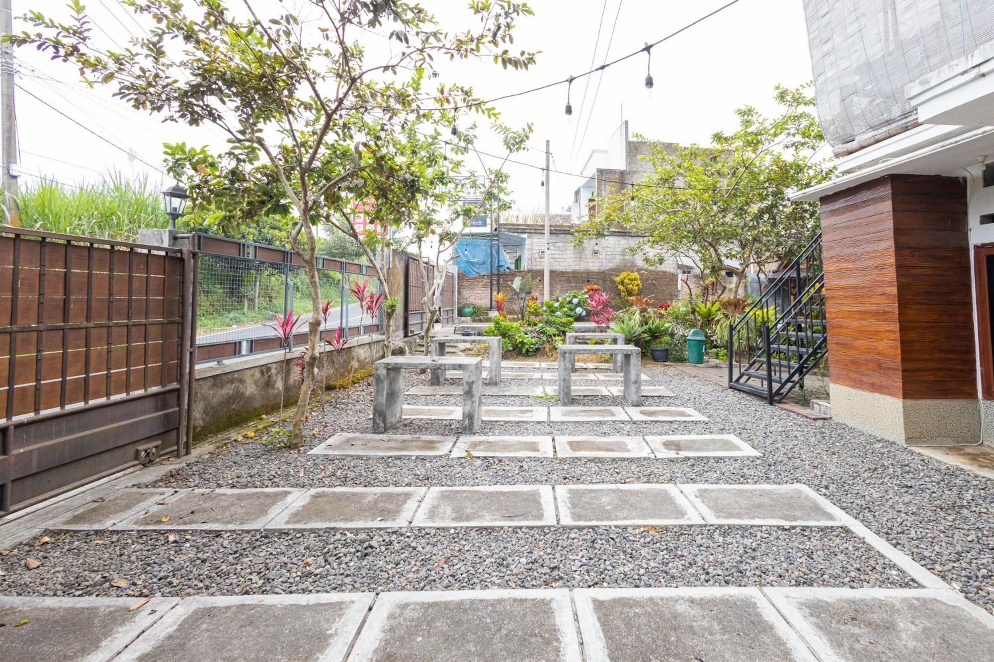 Reddoorz Syariah At Wisma Djokorio Poncokusumo Malang Eksteriør bilde