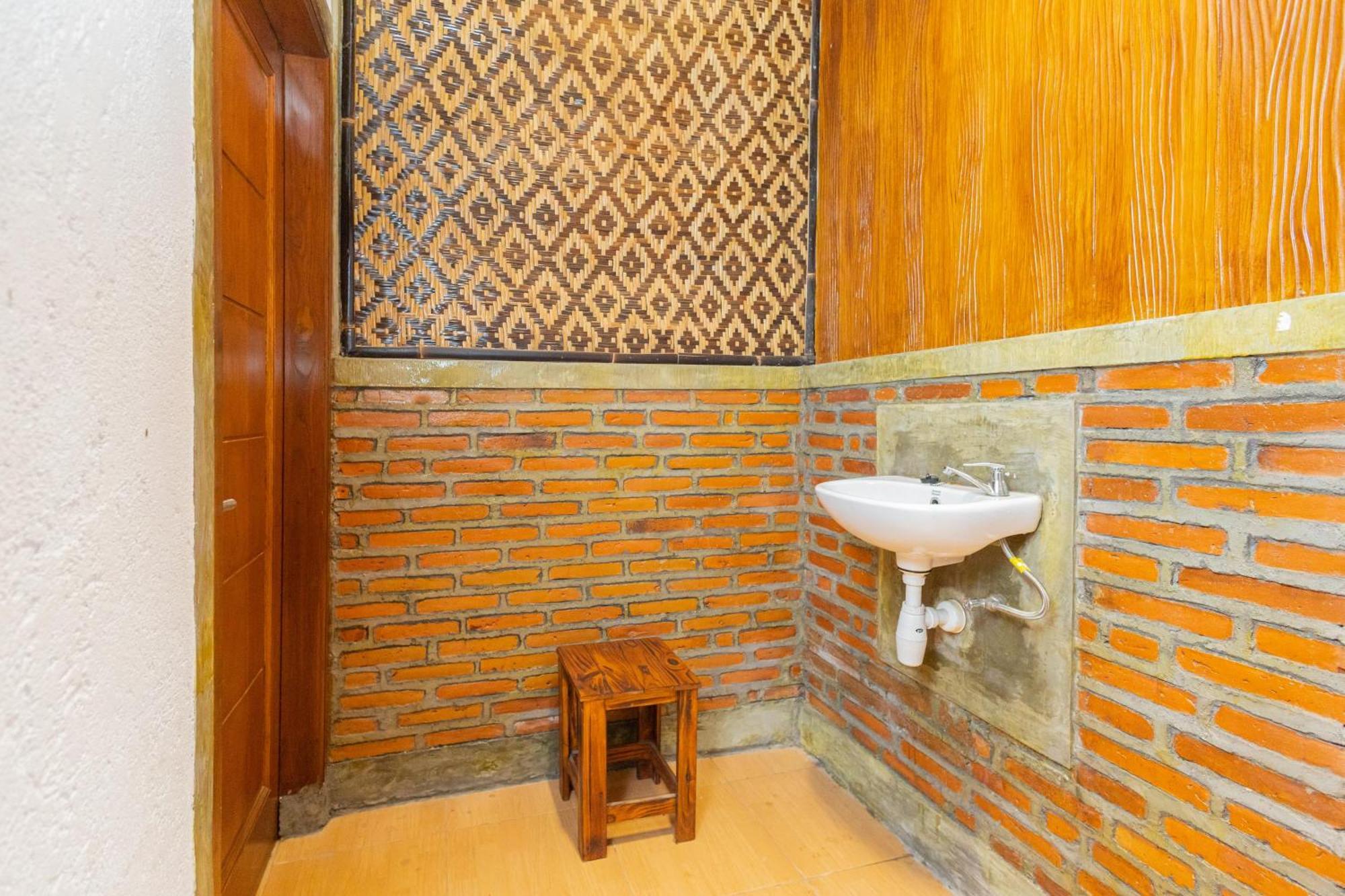 Reddoorz Syariah At Wisma Djokorio Poncokusumo Malang Eksteriør bilde